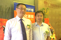 重庆经销商：李经理（左）
